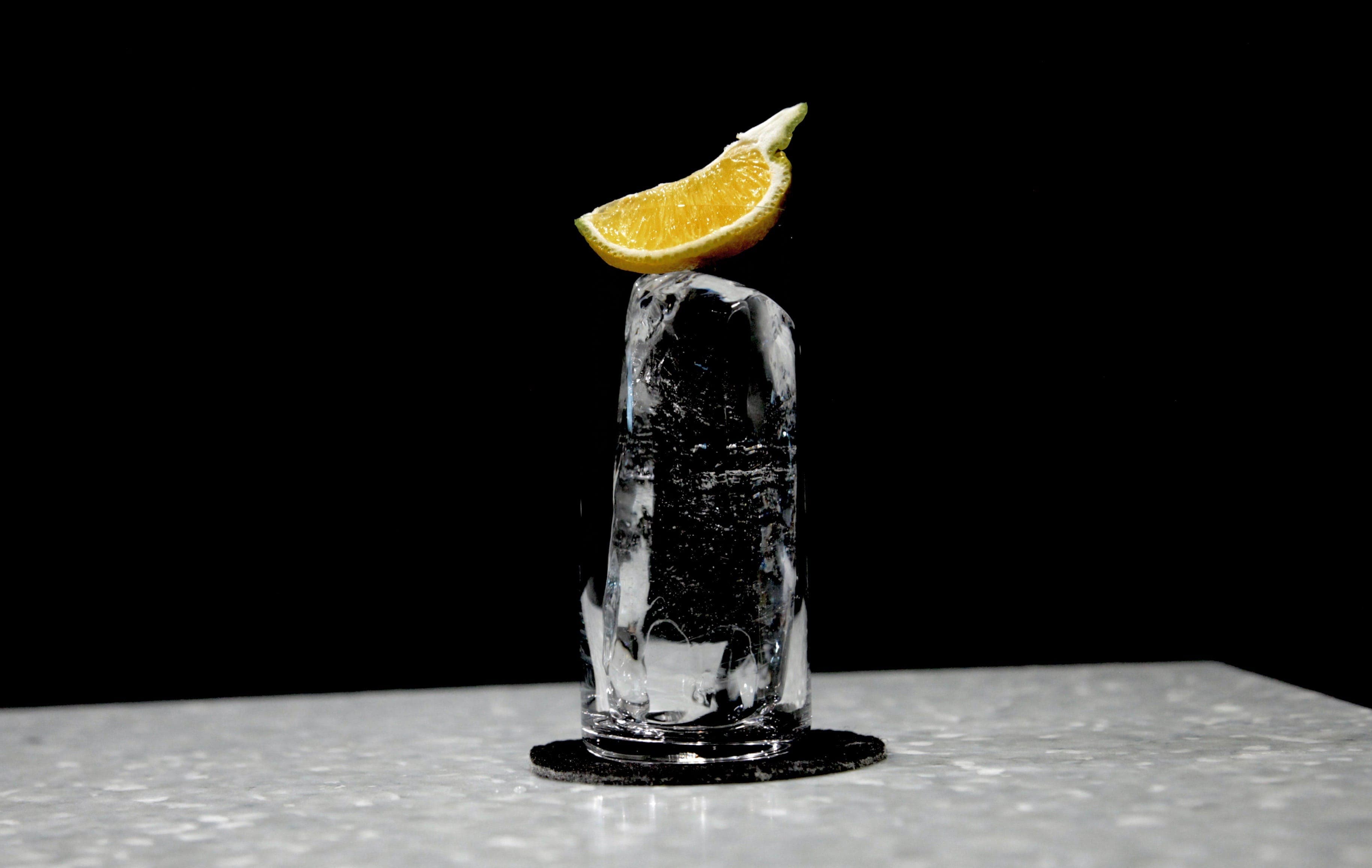 Cocktail con ghiaccio e agrume